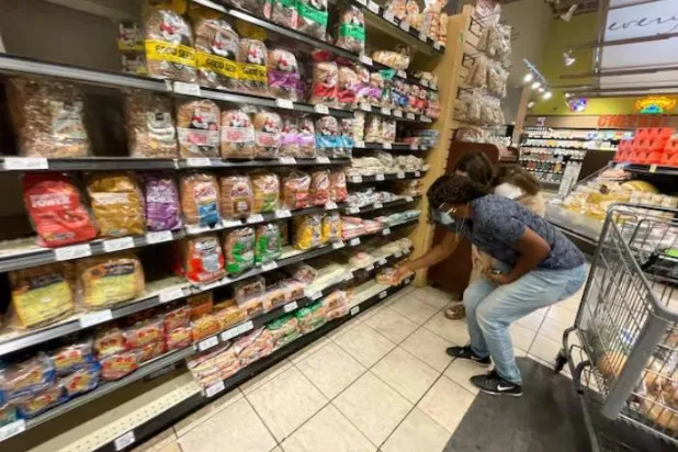 يتسوق أشخاص في سوبر ماركت في لوس أنجليس (رويترز)