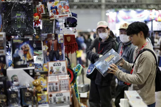 زوار لجناح بأحد معارض الألعاب في بلدة تشيبا قرب العاصمة اليابانية طوكيو (إ.ب.أ)