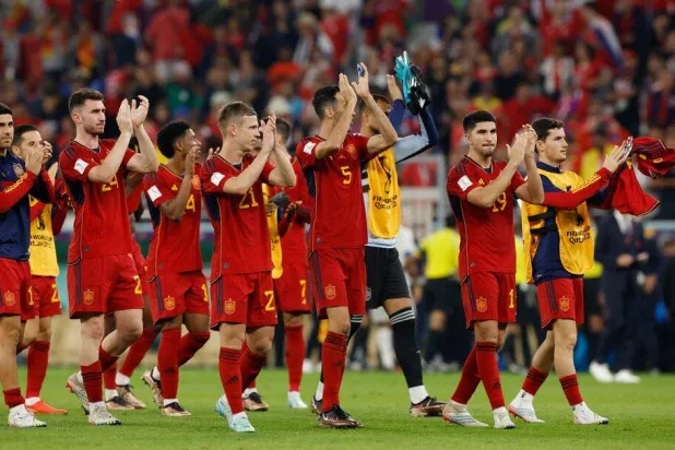 منتخب إسبانيا يتصدر ترتيب المنتخبات العالمية (رويترز)