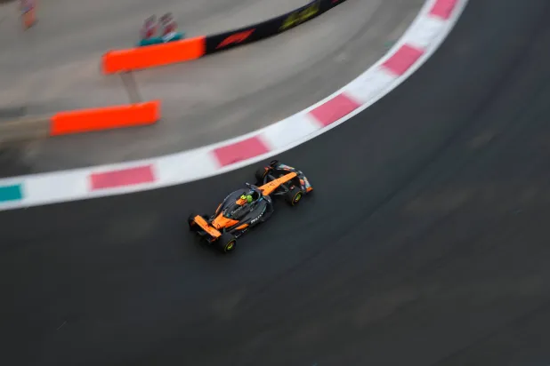 البريطاني لاندو نوريس سائق فريق مكلارين يتألق في أبوظبي (أ.ب)