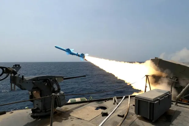 İran, 20 Ağustos 2025'te İran'ın açıklanmayan bir yerinde askeri tatbikat sırasında füze fırlattı (Reuters)