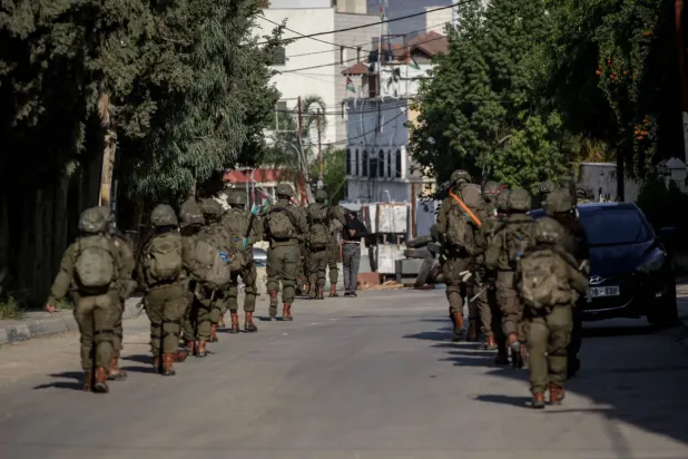 Batı Şeria'nın Kalkilya kasabasında düzenlenen operasyon sırasında İsrail askerleri, 4 Aralık 2025 (DPA)