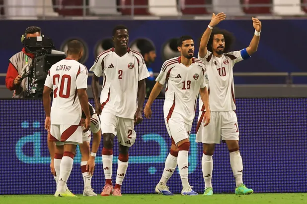 لاعبو المنتخب القطري اعتذروا لجماهيرهم (رويترز)