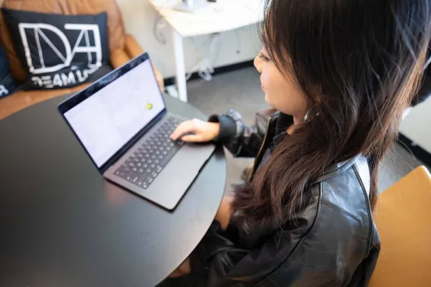 الأداة الجديدة تمنح المبرمجين من ضعاف البصر استقلالية في التصميم (جامعة تكساس)