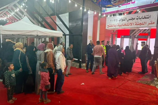 ناخبون خلال الإدلاء بأصواتهم في إحدى الدوائر الملغاة بمدينة أسيوط الخميس (تنسيقية شباب الأحزاب)