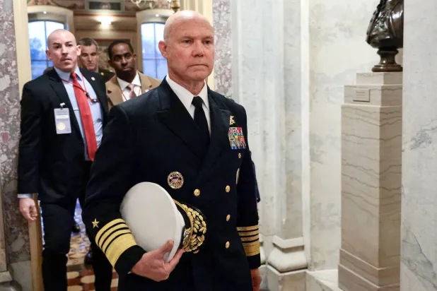 قائد البحرية الأميركية الأميرال فرنك «ميتش» برادلي لدى مغادرته مبنى الكابيتول بعد جلسة استماع في الكونغرس بواشنطن (رويترز)