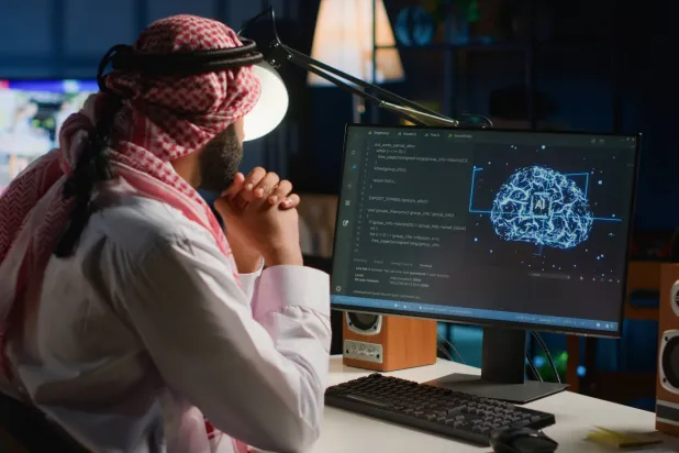 تشهد السعودية لحظة تحول تاريخية تقود فيها المنطقة نحو عصر الذكاء الاصطناعي بفضل رؤية 2030 والإرادة السياسية الواضحة (شاترستوك)