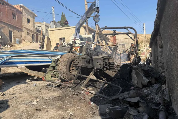 آلية تزيل ما بقي من مركبة عسكرية إسرائيلية أُحرقت في بلدة بيت جن السورية في 28 نوفمبر 2025 (أ.ف.ب)