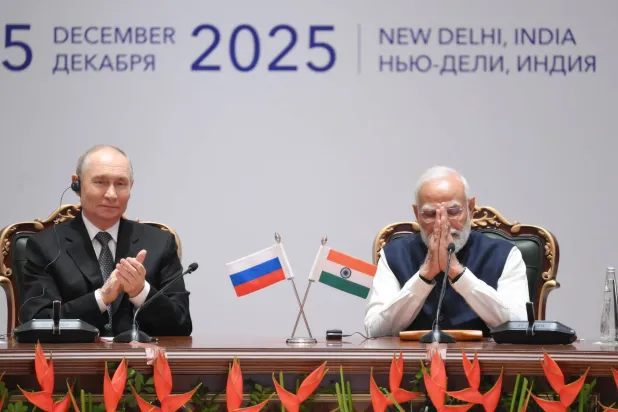 الرئيس الروسي فلاديمير بوتين ورئيس الوزراء الهندي ناريندرا مودي يتحدثان خلال الجلسة العامة لـ«منتدى الأعمال الروسي الهندي» في نيودلهي (د.ب.أ)