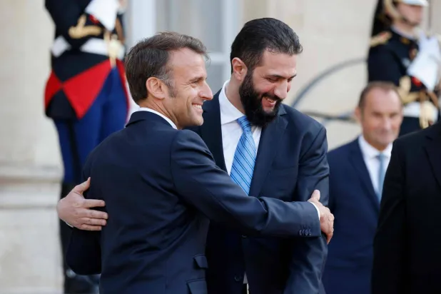 الرئيس الفرنسي إيمانويل ماكرون ونظيره السوري أحمد الشرع يتصافحان بعد انتهاء مؤتمرهما الصحافي المشترك في قصر الإليزيه يوم 7 مايو الماضي (أرشيفية - أ.ف.ب)