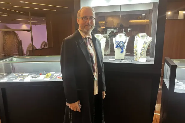 رئيس المعهد الثقافي الايطالي أنجلو جووي خلال جولته في المعرض (الشرق الأوسط)