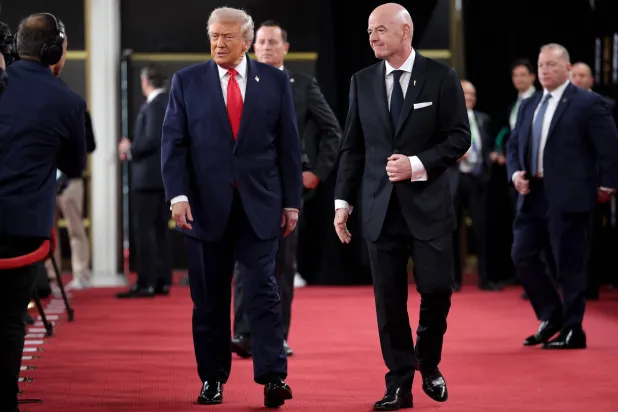 الرئيس الأميركي دونالد ترمب ورئيس الفيفا جياني إنفانتينو يصلان مركز جون كينيدي في واشنطن قبل إجراء قرعة كأس العالم (أ.ف.ب)
