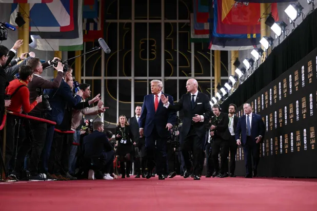 الرئيس الأميركي دونالد ترمب ورئيس الاتحاد الدولي لكرة القدم جياني إنفانتينو يصلان مراسم سحب قرعة كأس العالم (أ.ف.ب)