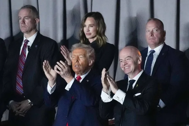 الرئيس الأميركي دونالد ترمب في حفل قرعة المونديال (إ.ب.أ)