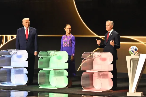 قادة أميركا والمكسيك وكندا يشاركون في سحب قرعة كأس العالم لكرة القدم 2026 (رويترز)