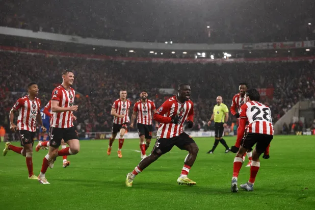 من المفترض أن تعاني الأندية الصاعدة وتجد صعوبة في البقاء لكن سندرلاند خالف هذا السيناريو تماماً (رويترز)