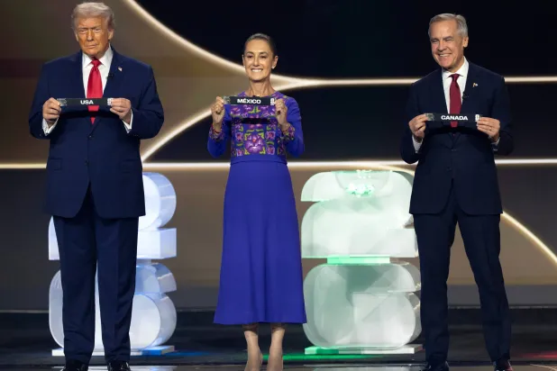 ترمب مع رئيس وزراء كندا مارك كارني ورئيسة المكسيك كلوديا شينباوم (أ.ب)