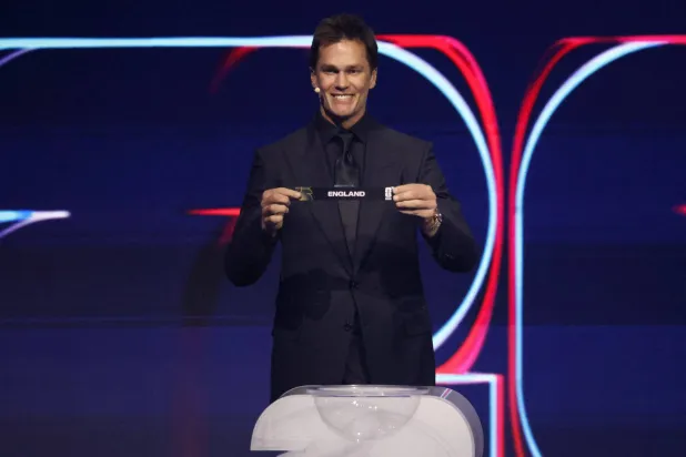 نجم كرة القدم الأميركية توم برادي عند سحبه اسم إنجلترا في قرعة المونديال (رويترز)