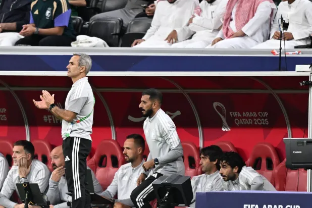 رودريغيز يوجه لاعبي الأخضر خلال مباراة جزر القمر (تصوير: بشير صالح)