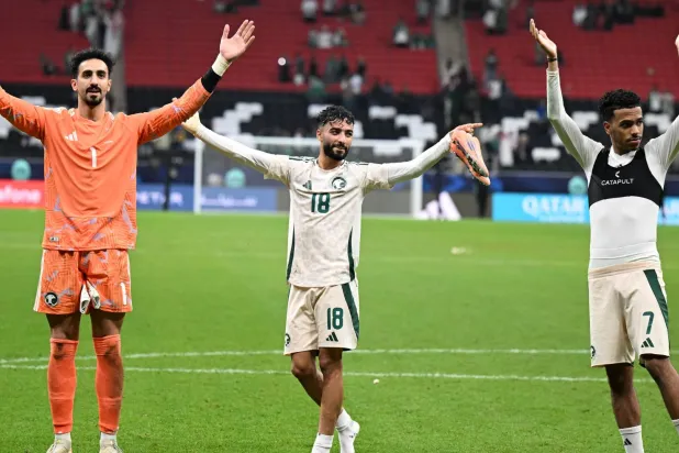 أبو الشامات يحتفل مع العقيدي والجوير بعد نهاية المباراة (تصوير: بشير صالح)