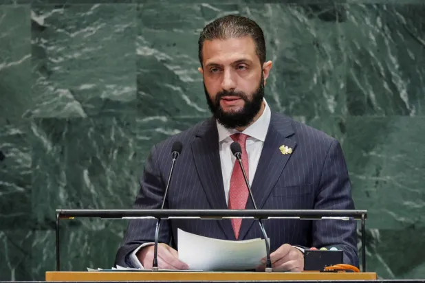 الرئيس السوري أحمد الشرع يتحدث أمام الجمعية العامة للأمم المتحدة في سبتمبر الماضي (رويترز)