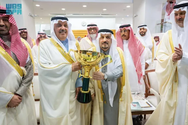 أمير الرياض يسلم الأمير متعب بن عبدالله كأس ولي العهد خلال مراسم التتويج (واس)