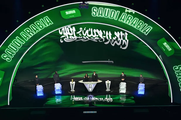 لحظة إعلان بطاقة المنتخب السعودي (أ.ف.ب)