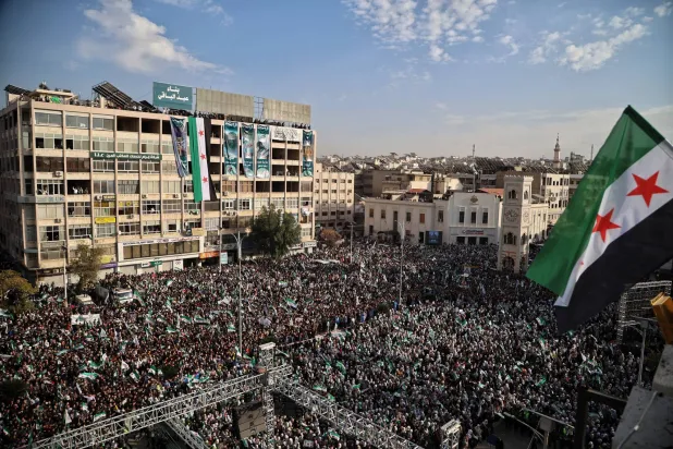 حشد كبير في ساحة العاصي بحماة أمس احتفالا بالذكرى السنوية الأولى لسقوط نظام بشار الأسد أمس (إ.ب.أ)