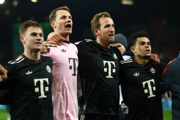 Soccer Football - DFB Cup - Round of 16 - 1. FC Union Berlin v Bayern Munich - Stadion An der Alten Forsterei, Berlin, Germany - December 3, 2025 Bayern Munich's Harry Kane celebrates after the match with Manuel Neuer, Luis Diaz and Joshua Kimmich REUTERS/Lisi Niesner 