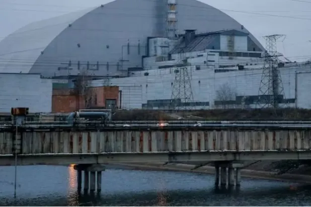 Çernobil Nükleer Santrali'ndeki hasarlı dördüncü reaktörü kapatan eski kubbenin üzerindeki Yeni Güvenli Muhafaza (NSC) yapısının genel görünümü (Reuters)