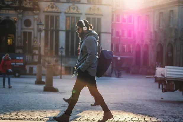 كلما أسرعت في المشي بعد تناول الطعام زاد تأثيره على مستويات السكر بالدم (بكسلز)