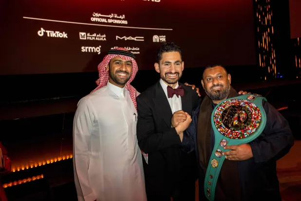 من اليسار فيصل بالطيور وأمير المصري ونسيم حميد بعد عرض «عملاق» في البحر الأحمر (أ.ف.ب)