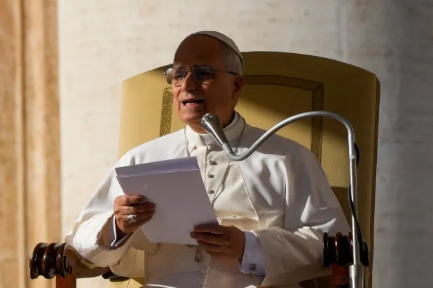 البابا ليو الرابع عشر يتحدث في الفاتيكان (أ.ب)