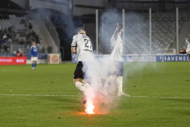 برادلي دانجيه مدافع رد ستار تعرض لإصابة بمقذوف ناري من جماهير باستيا (أ.ف.ب)