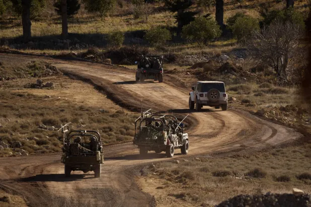 مدرعات إسرائيلية خلال مناورة قرب الخط الفاصل بين مرتفعات الجولان المحتلة وسوريا في ديسمبر 2024 (أ.ب)