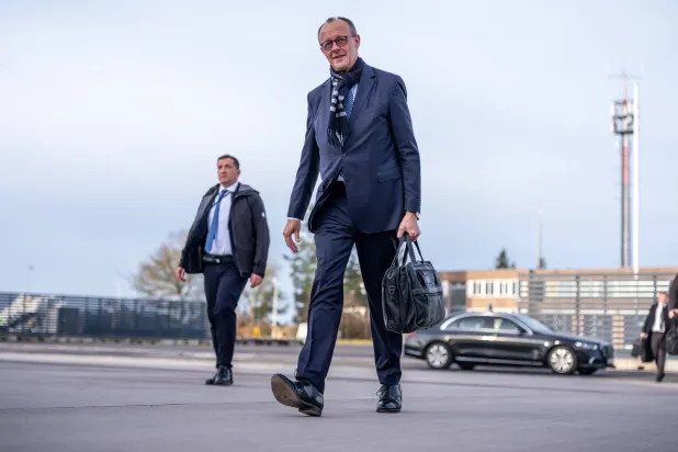 المستشار الألماني فريدريش ميرتس يصل إلى مطار براندنبورغ في برلين (أ.ب)