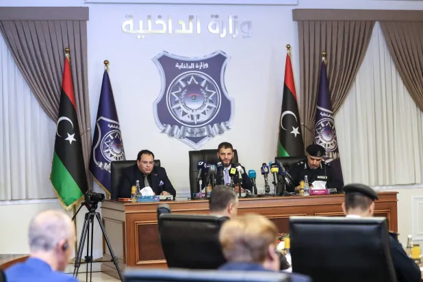 الطرابلسي يستعرض في المؤتمر الصحافي نتائج «البرنامج الوطني» لترحيل المهاجرين غير النظاميين (أ.ف.ب)