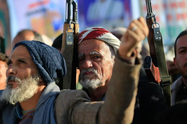 عناصر موالون للجماعة الحوثية خلال حشد في صنعاء دعا إليه زعيمهم (أ.ف.ب)