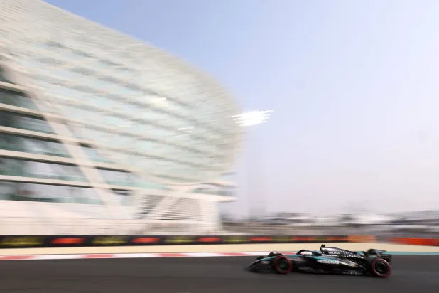 جورج راسل سائق مرسيدس يتألق في أبوظبي (رويترز)