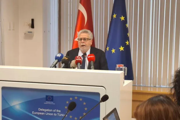 مقرر البرلمان الأوروبي لشؤون تركيا ناتشو سانشيز آمور خلال مؤتمر صحافي في مقر بعثة الاتحاد الأوروبي بأنقرة 5 ديسمبر (من حسابه في «إكس»)