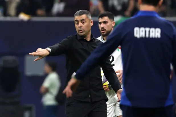 إيهاب أبو جزر مدرب منتخب فلسطين (رويترز)