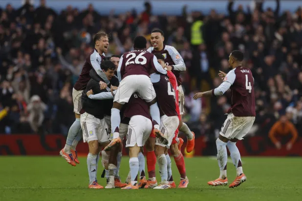 فرحة لاعبي أستون فيلا بالفوز القاتل على آرسنال (رويترز)