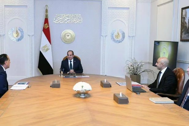 الرئيس المصري عبد الفتاح السيسي خلال لقائه وزير التربية والتعليم في حضور رئيس الوزراء مصطفى مدبولي السبت (الرئاسة المصرية)