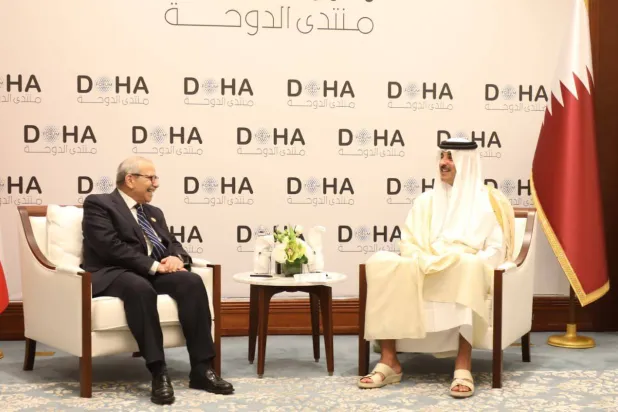 أمير دولة قطر الشيخ تميم بن حمد آل ثاني خلال استقباله رئيس الحكومة اللبنانية نواف سلام (رئاسة الحكومة)