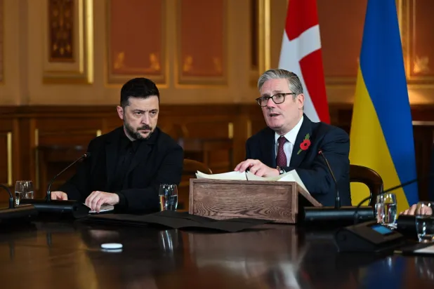 الرئيس الأوكراني فولوديمير زيلينسكي ورئيس الوزراء البريطاني كير ستارمر خلال لقاء «تحالف الراغبين» في لندن (إ.ب.أ)