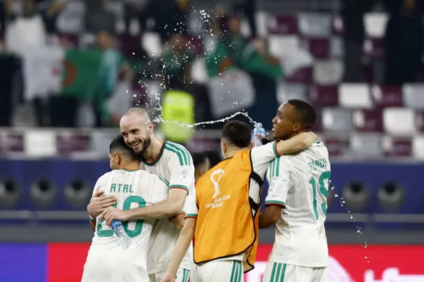 فرحة لاعبي الجزائر بالفوز الساحق على البحرين (رويترز)