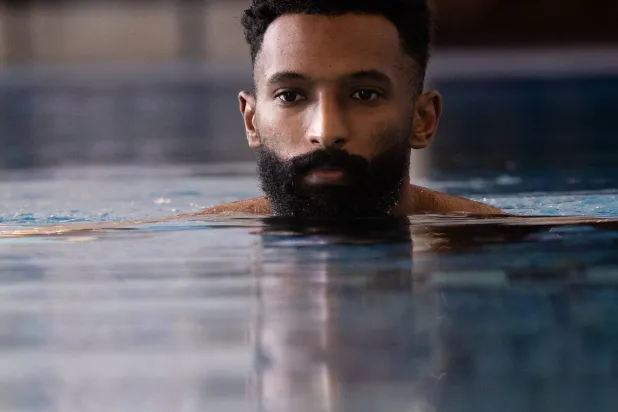 فراس البريكان في بركة السباحة خلال الحصة الصباحية (المنتخب السعودي)