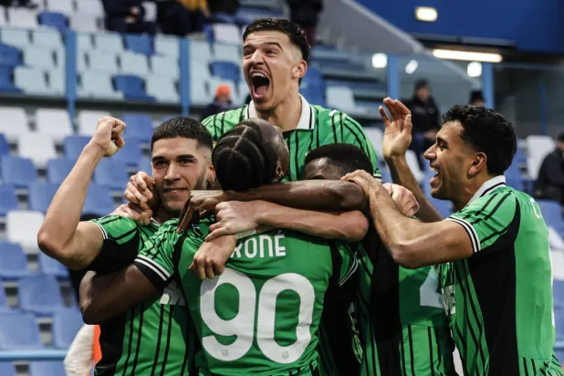 فرحة لاعبي ساسولو بالفوز على الفيولا (إ.ب.أ)