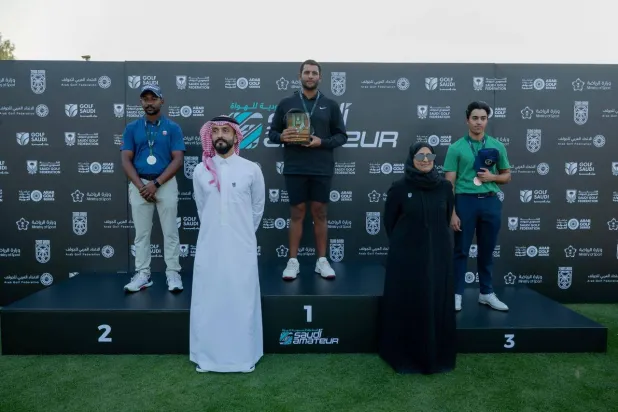 جانب من تتويج الفائزين بالمراكز الأولى في البطولة (الشرق الأوسط)