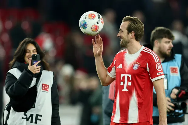 هاري كين يحتفظ بكرة المباراة بعدما سجل 3 أهداف «هاتريك» (إ.ب.أ)